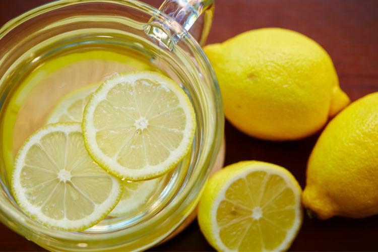 Acqua e limone per contrastare la nausea | Fonte: Canva