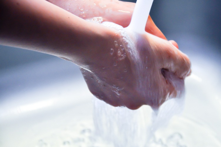 Il primo rimedio contro le scottature in casa: metti le mani sotto l'acqua | Fonte: Canva