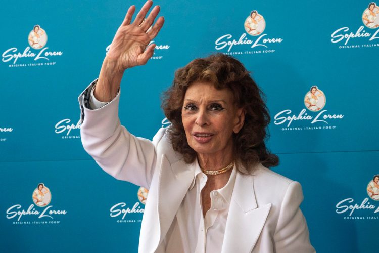 La nuova catena della cantante ha il gusto della napoletanità | Fonte: Ansa Foto