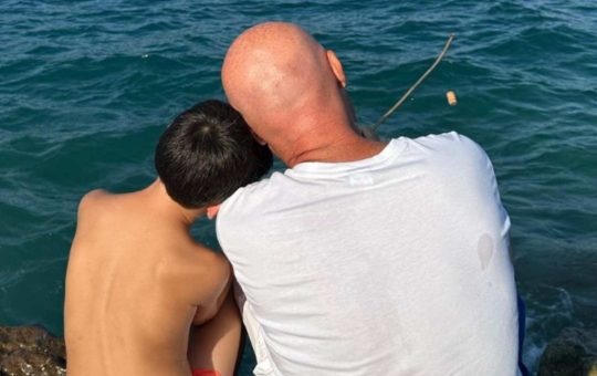 Rudy Zerbi e suo figlio al mare | Fonte: Instagram