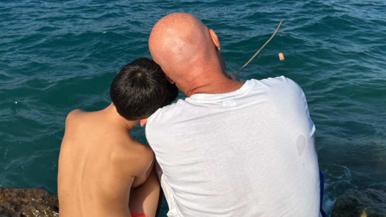Rudy Zerbi e suo figlio al mare | Fonte: Instagram