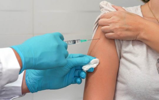 Vaccino antinfluenzale e COVID: a chi tocca | Fonte: Canva
